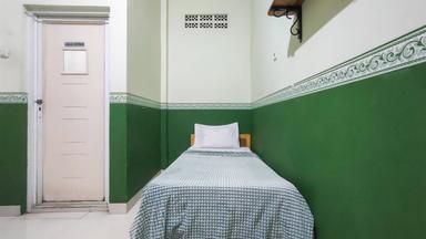 Puteri Kost Roemah Hijau Cijantung Compact Single B